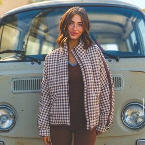 ACTA X Melody Miles🤎🤍
Brown and White gingham puffer
Brand New with no tag